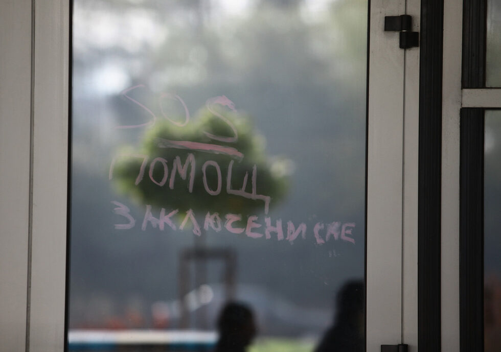 <strong>2015г: </strong>26 октомври - приемането на бюлетините от местните избори в София безпрецедентно продължи повече от 40 часа. Хаосът с приемането на документите започна малко след края на изборния ден и продължи до обяд във вторник, като през част от времето представителите на секционни комисии бяха заключени в зала "Арена Армеец". На членове се наложи да бъде оказвана спешна помощ, да се поставят легла за чакащите, да се изпращат допълнителни експерти, които да се включат в приемането на протоколите.