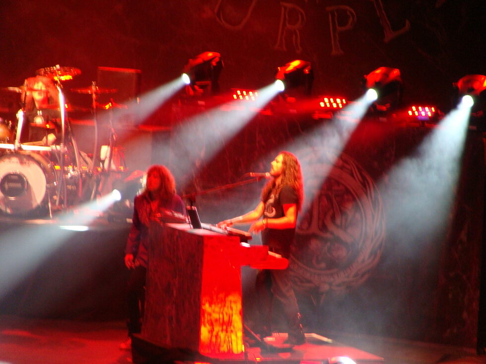 Чухме песни от легендарните плочи Burn, Stormbringer & Come Taste The Band, от периода на мистър Ковърдейл с "Дийп Пърпъл".