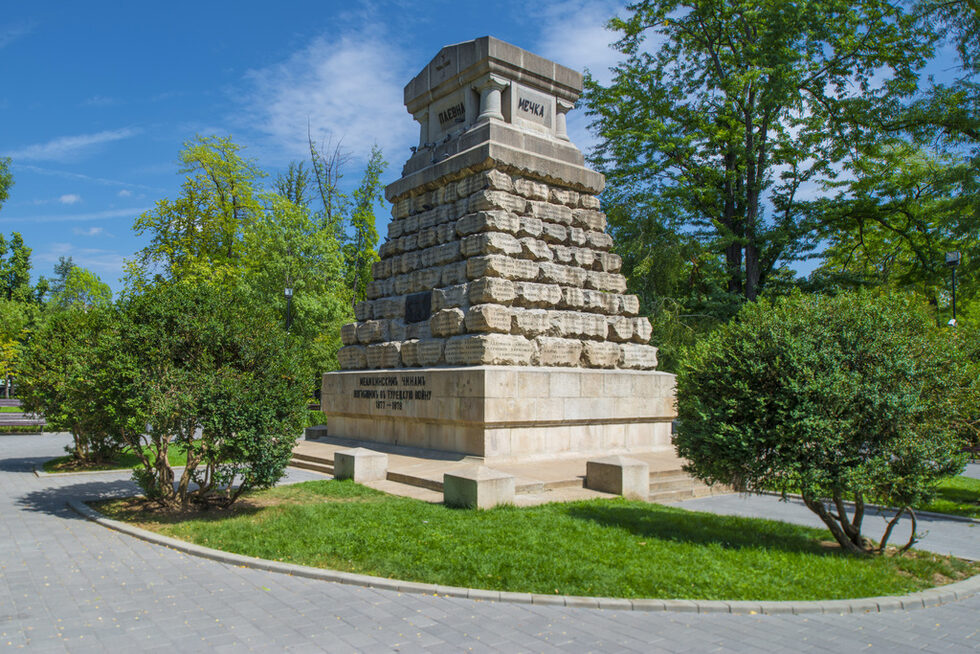 Докторският паметник (Паметник на загиналите през Освободителната война 1877 – 1878 медицински чинове) е паметник в Докторската градина в София. Изграден е през 1883-1884 г. с руски средства по проект на руския архитект от чешки произход Антоний Осипович Томишко в памет на загиналите медицински работници в Руско-турската война от 1877 – 1878 г., повечето от които са работили в мисията на руския Червен кръст и са паднали в сраженията при Плевен, Пловдив, Мечка и на връх Шипка.
Източник bg.wikipedia.org