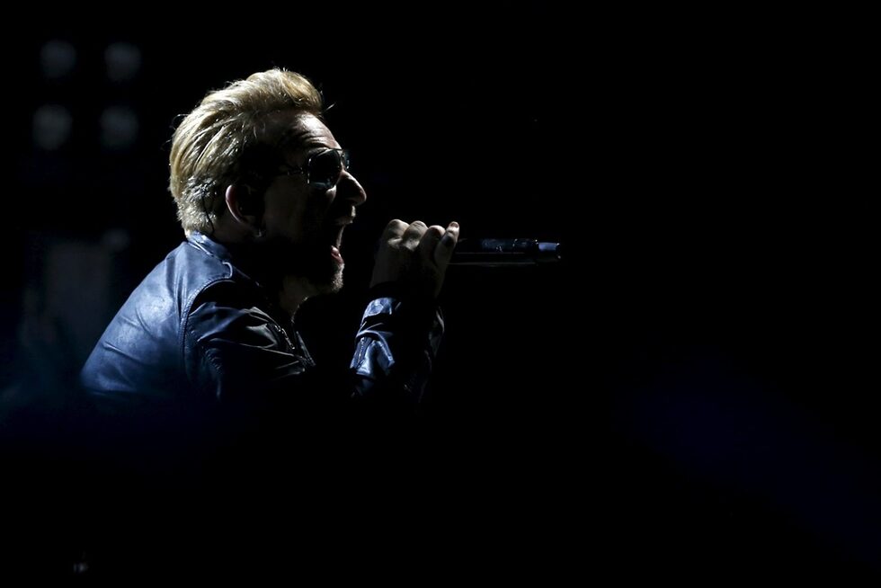 U2 на концерт в AccorHotels Arena в Париж, Франция.