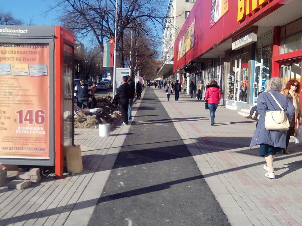 Част от платната на велоалеите са проектирани в средата на тротоарите край търговския бул. "Владислав Варненчик" като по този начин влизат в конфликт с пешеходците, твърдят членовете на варненския "Велоклуб устрем".