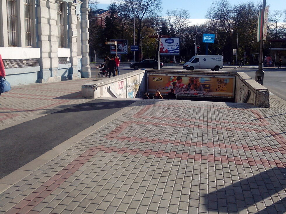 Велоалеята по бул. "Владислав Варненчик" прекъсва пред подлеза на пл. "Митрополит Симеон". Тя обаче не продължава от другата страна на подлеза.