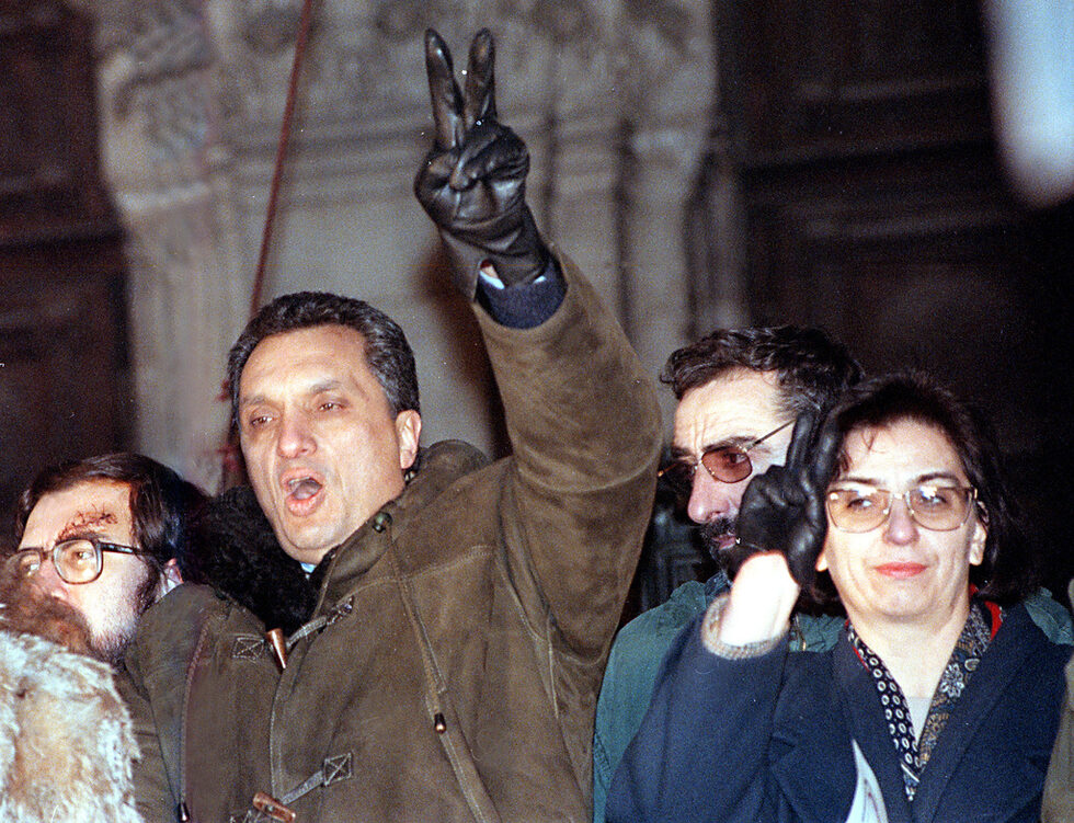 Отляво надясно лидерите на СДС Филип Димитров (1990-1994), Иван Костов (1994-2001) и Екатерина Михайлова (2001-2002). Кадърът от протестите през 1997 г.
