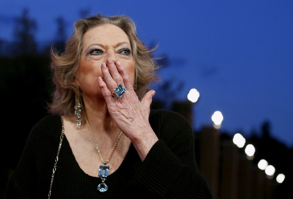 Анита Екберг, звездата от филма La Dolce Vita ("Сладък живот") на Фелини, почина на 83 години на 11 януари. Сцената й с Марчело Мастрояни от филма на фонтана Ди Треви е една от най-известните в киното.<br />
<br />
Екберг е родена на 29 септември 1931 г. в Малмьо в семейство с осем деца. В средата на 50-те започва да се снима във филми. Участва във "Война и мир" (1956 г.) заедно с Одри Хепбърн. През 1960 г. Федерико Фелини поверява ролята на живота й – Силвия в La Dolce Vita. Играе в "Бокачо 70" (Boccaccio 70) заедно със София Лорен и Роми Шнайдер. Предлагана е за ролята на момичето на Бонд в "Доктор Но", но ролята в крайна сметка е дадена на Урсула Андерс. През 1963 г. играе с Франк Синатра и Дийн Мартин в комедийния уестърн "4 for Texas".
