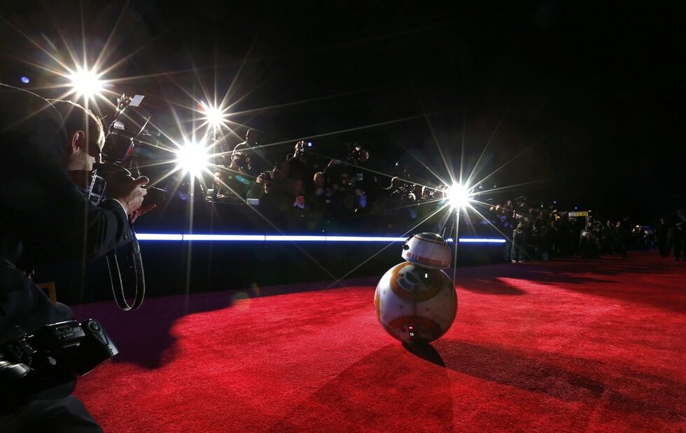Сред новите звезди на "Силата се пробужда" е дроидът BB-8 - търкалящият се наследник на R2D2. Действието в новия епизод се развива 30 години след "Завръщането на джедаите", последния епизод от оригиналната трилогия на Джордж Лукас.<br />
 