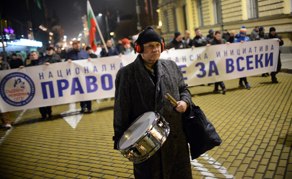 За пореден ден граждани излязоха на протест срещу орязването на съдебната реформа. Тази вечер протестът им се сля пред сградата на Народното събрание с демонстрация на природозащитници, недоволни от безконтролното изсичане на горите в България.