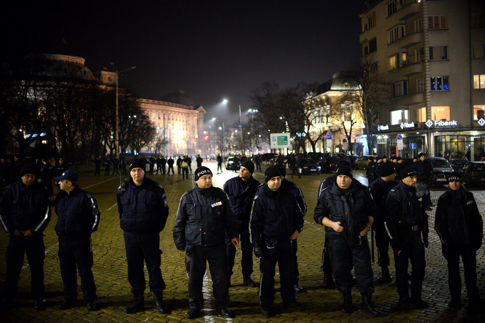 Кордон от полицаи препречи пътя на протестиращите. Униформени бяха преградили и преките, водещи от ул. "Цар Иван Шишман" към бул. "Васил Левски".
