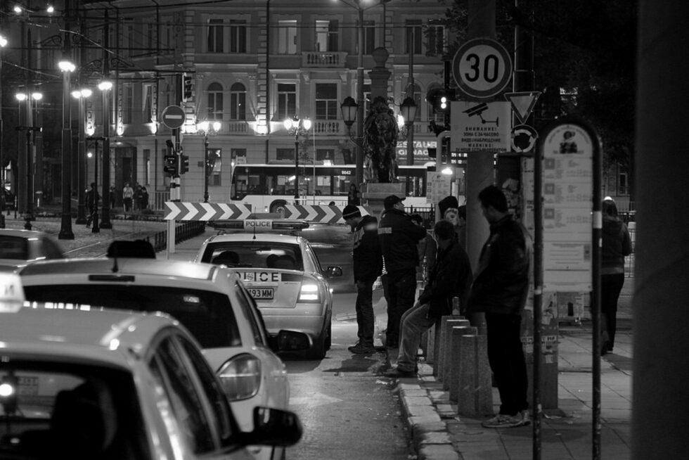Полицаи патрулират в района на Лъвов мост, правейки проверки за документи на мигрантите.