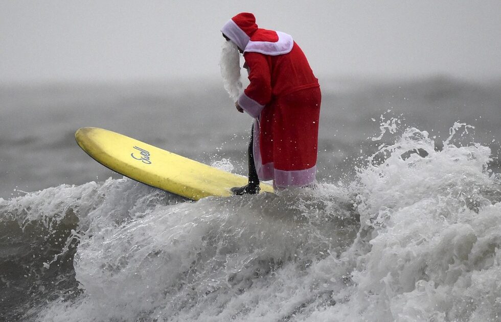 Конкурс Surfing Santa се проведе в Уелс.