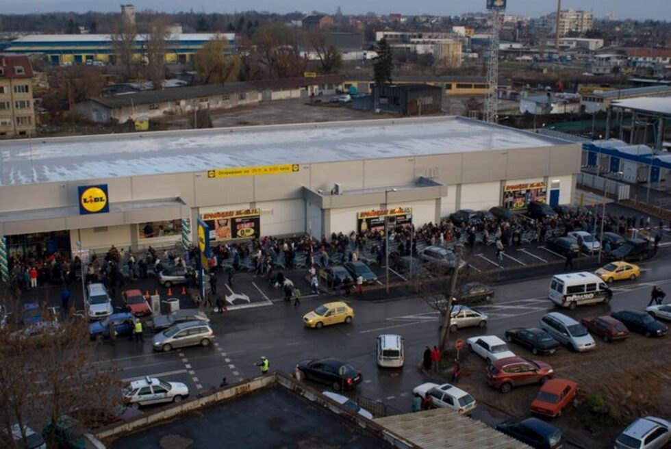 Денят, в които в България се отваря първия от магазините на голяма световна търговска верига. Запечатих този момент, защото ме учуди човешката истерия първи да си купиш нещо. Стори ми се дори странно, защото това се случва много години след гладните моменти от началото на 90-те.