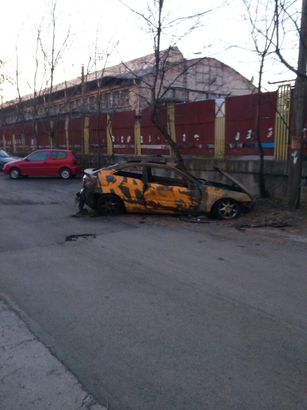 Четвърти въпрос: за колегиално джентълменство ли се води това, една общинска структура да не сезира друга структура да си свърши работата, по-конкретно - за разчистване на тенекиените отпадъци, опасали собствената ограда?