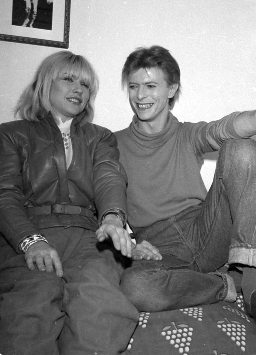 На снимката: С Дебора Хари от Blondie, ноември 1980 г., зад кулисите преди представлението "The Elephant Man" с участието на изпълнителя.
