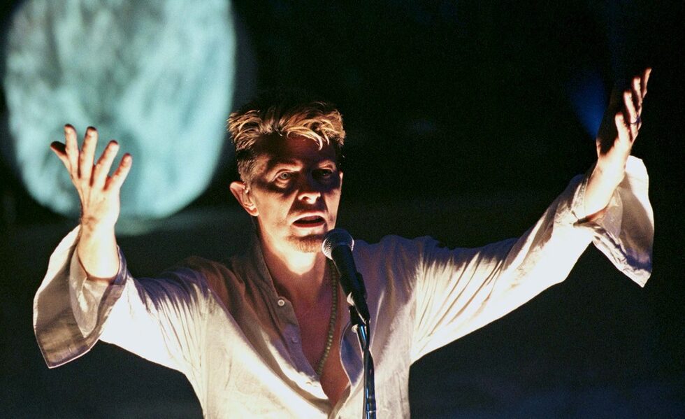 Последният, 25-и албум на Боуи - Blackstar, излезе на 8 януари тази година - в деня, в който музикантът навърши 69 години. Преди това - през декември 2915 г., сингъла Lazarus, направи световната си премиера по Радио 6 на Би Би Си. Албумът бе издаден 3 години след излизането на The Next Day.<br />
<br />
На снимката: Дейвид Боуи на сцената на концерта MGD Blind Date, в Чикаго. 19 септември 1997 г.<br />