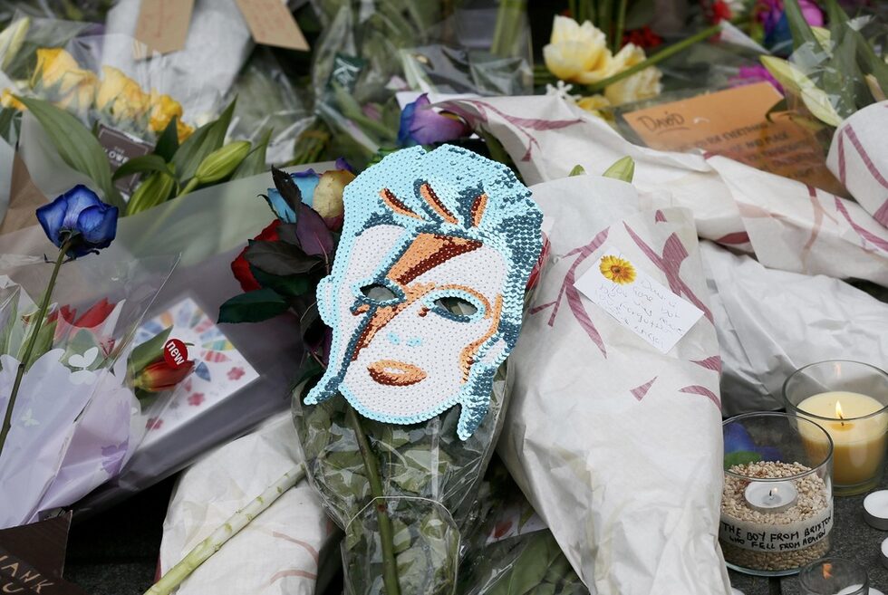 Цветя и произведения на фенове в парк в Бекенхам, където Боуи някога е свирил.