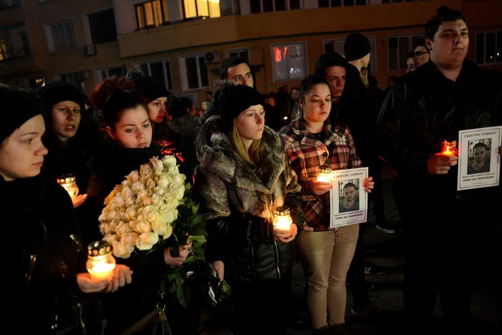 Стотици се събраха и тази вечер в центъра на Враца, за да почетат паметта на 18-годишния Тодор Йорданов и да поискат справедлива присъда срещу нападателите му братята Дамянови.