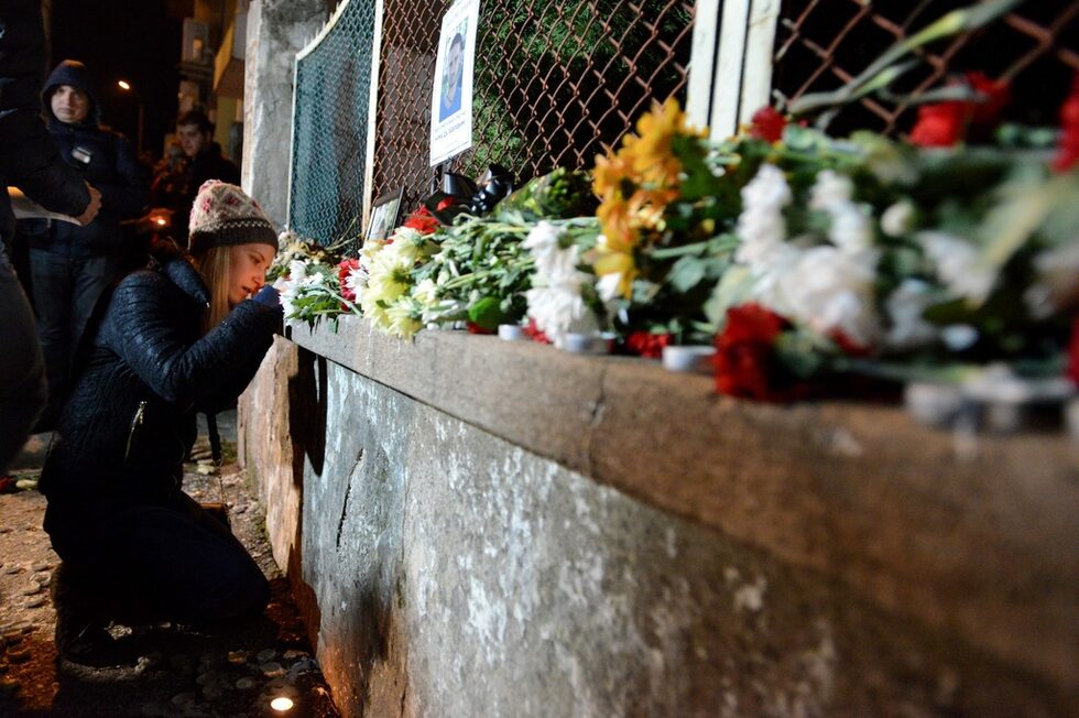 Там също като вчера хората се впуснаха в спорове кой е виновен, защо прокуратурата не наложи най-строгото наказание веднага, защо никой не се е притекъл на помощ... Хората си припомниха сходни случаи на загинали млади мъже от последните три години с упрека, че съда не си върши работата и е корумпиран.