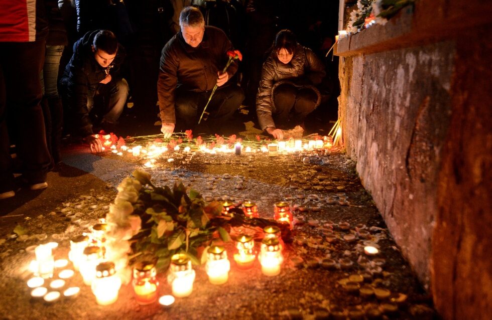<a href="http://www.dnevnik.bg/bulgaria/2016/01/14/2686092_protest_za_ubiistvoto_na_mladeja_vuv_vraca_se_sustoia/?ref=topicoftheday" target="_blank">Протест заради убийството на 18-годишния Тодор се проведе тази вечер и в столицата</a>. Пред Съдебната палата се събраха около 50 човека, обединени под мотото "България е Враца", за да изразят възмущението си от убийството и от първоначално повдигнатото леко обвинение на задържаните извършители.