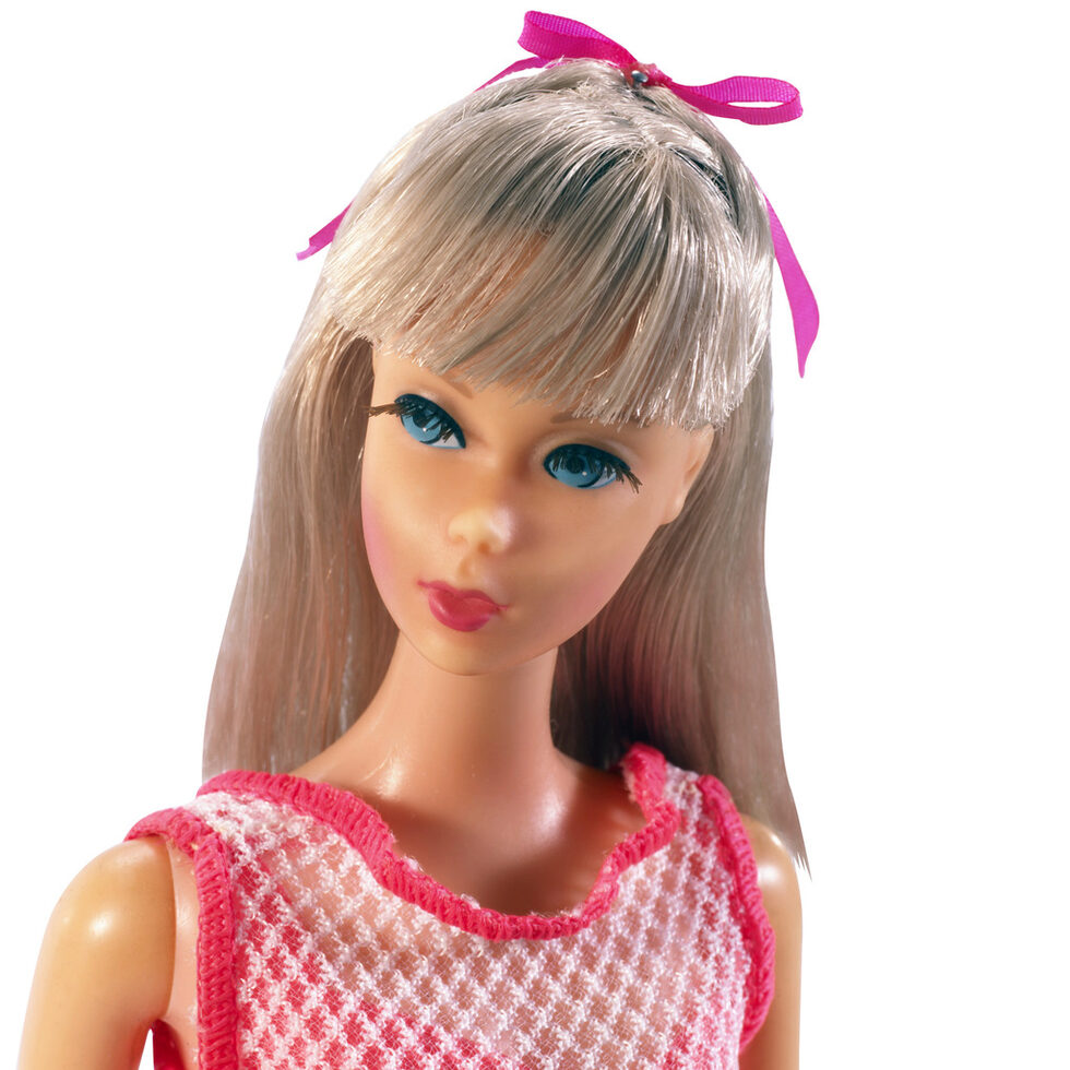 С британската музикална инвазия и "Бийтълс" се появява Barbie Twist'n'Turn, която може да си движи кръста. Дори се сдобива със своя приятелка - Стейси, която от следващата година започва да говори - с британски акцент.<br />
<br />
На снимката: Twist'N'Turn Barbie от 1967 г.