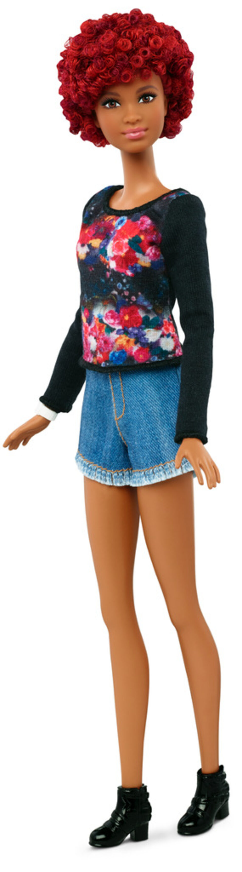 Новата Barbie Fashionista идва с разнообразие от прически, тен, цвят на очите и модни одежди. Но макар винаги да е била с манекенски размери, най-известната кукла в света винаги е отразявала времената си: от появата си като астронавт, вдъхновена от полета на Валентина Терешкова, и първата афроамериканска Барби през 60-те до днешните индиански, кенийски, испански и други варианти.<br />
<br />
"Асошиейтед прес" поглежда към някои от превъплъщенията на Барби в 57-годишната й кариера.<br />
<br />
На снимката: Един от вариантите на новата "висока и слаба" Барби