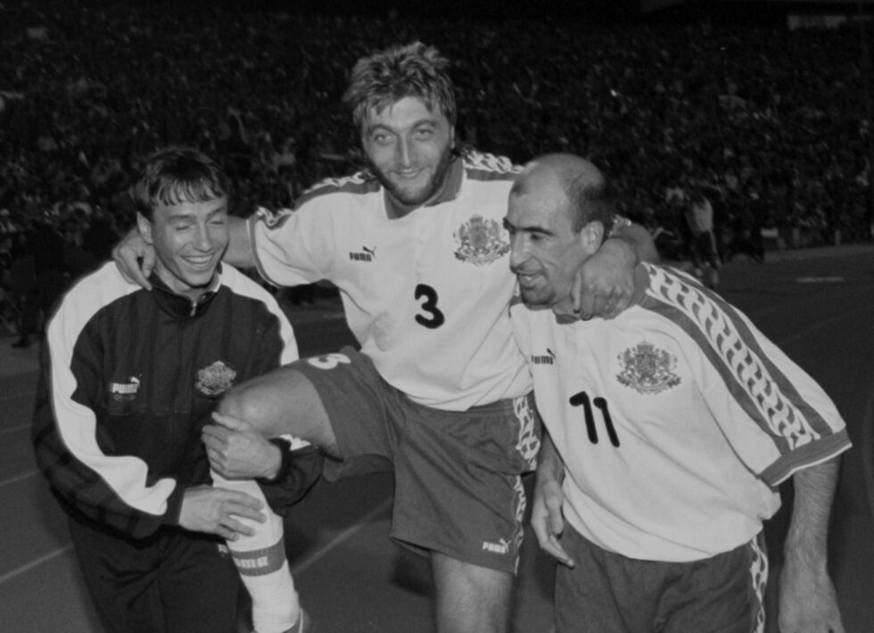 Героят, <a href="http://www.dnevnik.bg/sport/2016/02/13/2704227_video_golut_s_koito_trifon_ivanov_klasira_bulgariia_za/" target="_blank">вкарал победния гол</a>, е понесен на ръце