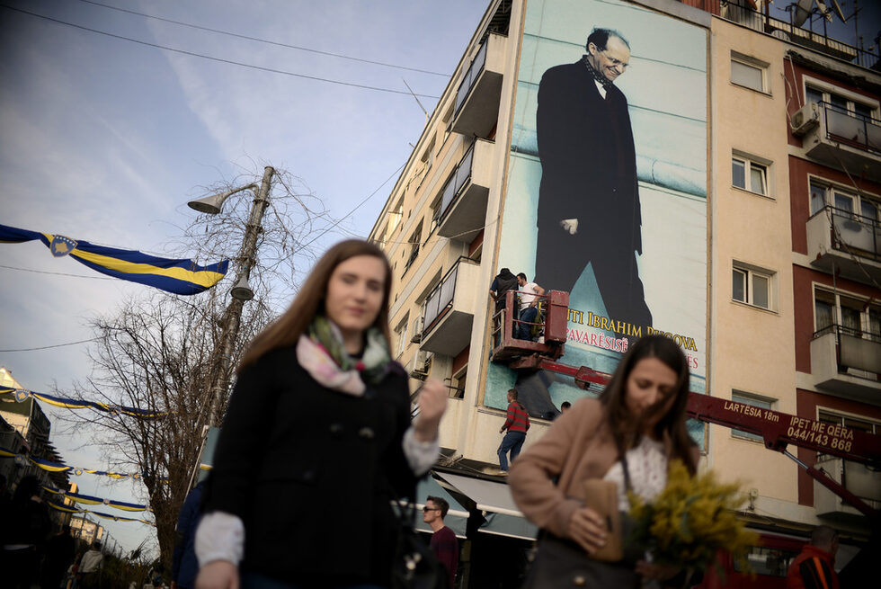 В центъра на Прищина по случай честването на независимостта беше монтиран огромен транспарант с лика на Ибрахим Ругова, първият президент на непризнатото Косово от 1992 до 2000 г. Починалият през 2006 г. Ругова е един от най-почитаните държавници в страната.