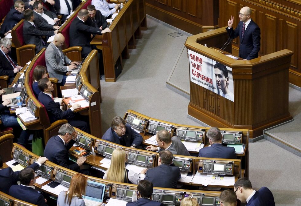 Премиерът на Украйна Арсений Яценюк изнася реч по време на парламентарна сесия в Киев, Украйна.<br />
<br />
<a href="http://www.dnevnik.bg/sviat/2016/02/17/2706428_partiiata_na_juliia_timoshenko_se_ottegli_ot/" target="_blank"><span>Един от по-малките коалиционни партньори в правителството на Украйна - партията на бившия премиер Юлия Тимошенко -  напусна кабинета в сряда с обяснението, че той се е превърнал във "фасада".</span></a>