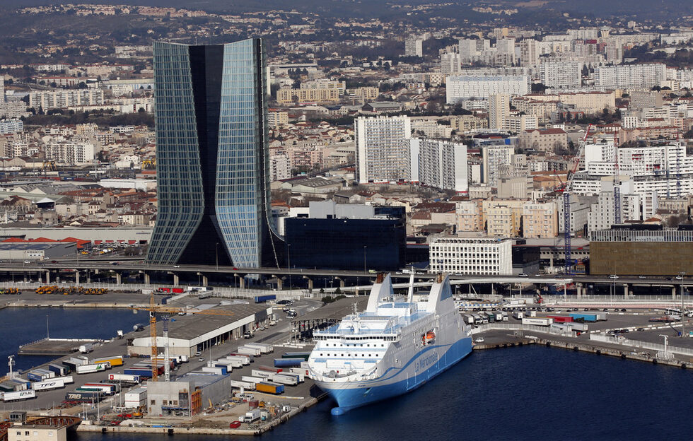 А ето и новото пристанище с кулата на световния корабен гигант компанията CMA-CGM.