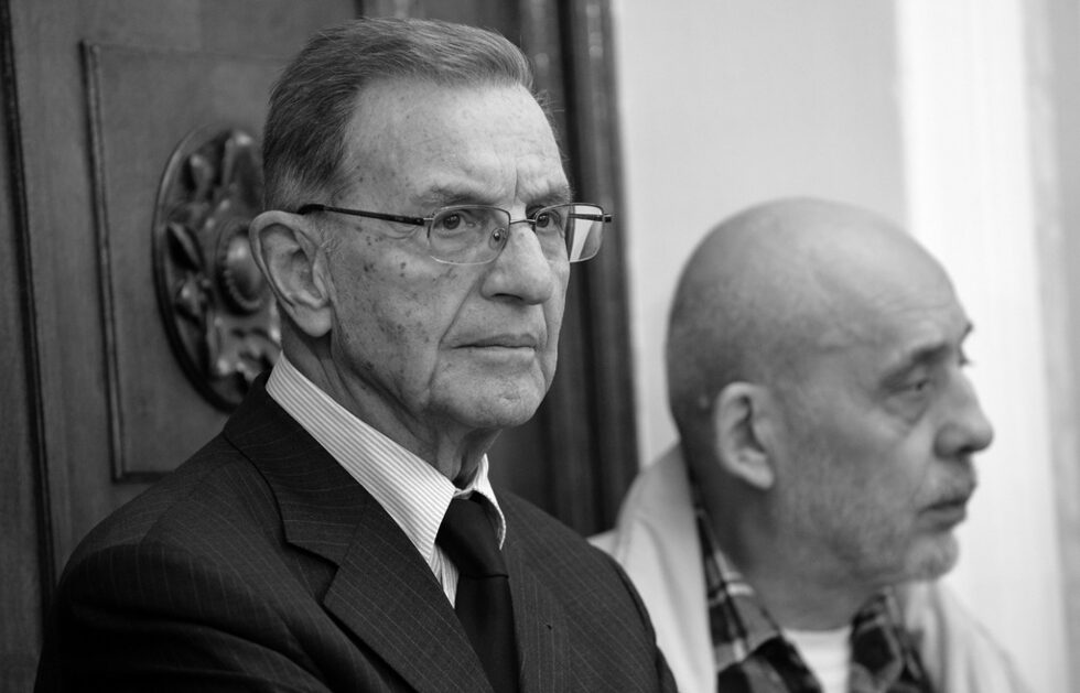 На 83-годишна възраст на 24 февруари почина <a href="http://www.dnevnik.bg/v_pamet/2016/02/24/2711002_pochina_iordan_sokolov/" target="_blank">председателят на 38-ото Народно събрание и бивш вътрешен министър Йордан Соколов</a>.<br /><br />Соколов, който от десетилетия е сред известните български юристи, беше едно от емблематичните лица на СДС, в който участва от началото му, и знакова фигура в първото десетилетие на прехода. Той беше сред силните фигури в правителството на Филип Димитров, в което беше министър на вътрешните работи. След това през 1997 г. беше избран за председател на парламента, доминиран от ОДС. Заедно с това Соколов оглавява и комисията за борба с корупцията и на Комисията по въпросите на евроинтеграцията. <br /><br />Той беше сред ключовите фигури на управлението на ОДС през 1997 г. - 2001 г. и един от най-близките хора до тогавашния премиер Иван Костов. През 2004 г. заедно с Костов напусна СДС и стана един от учредителите на Демократи за силна България. Депутат в три парламента, през 2005 г. Йордан Соколов отказа да се кандидатира отново и се върна към адвокатската професия. През 2011 г. напусна и ДСБ, отказвайки се от политическа дейност.