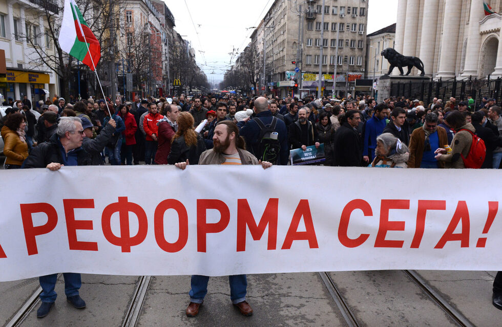 Шествието вървя от Съдебната палата до Народния театър.