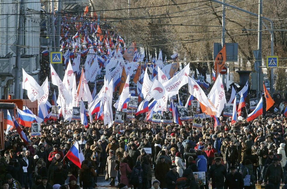 Мнозина носеха бели ленти и значки от протести, организирани преди години от самия Немцов, разказва РБК.