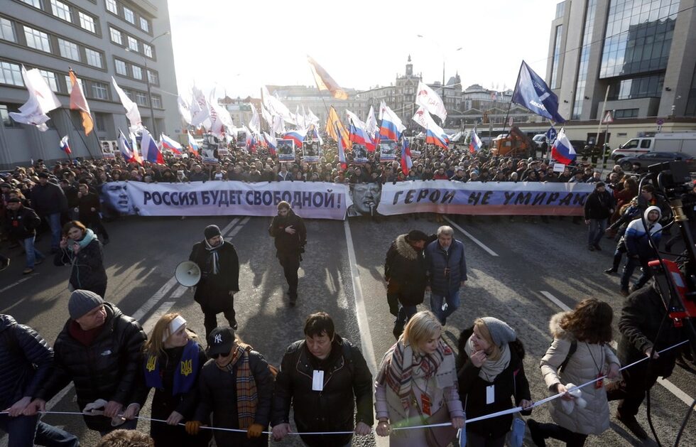 Уважаеми граждани, не се застоявайте, минавайте по-бързо, не препречвайте пътя на други граждани", призоваваше полицай с мегафон на Големия замоскворецки мост, където преди година стана убийството, разказва Би Би Си. 