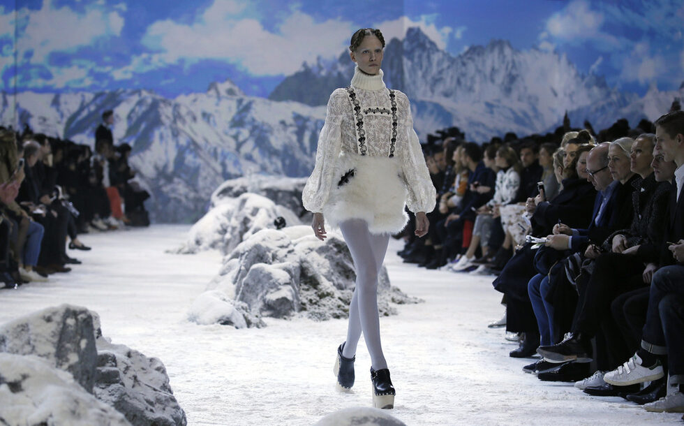 Колекцията Moncler Gamme Rouge беше представена на големия подиум в столицата на Франция днес.