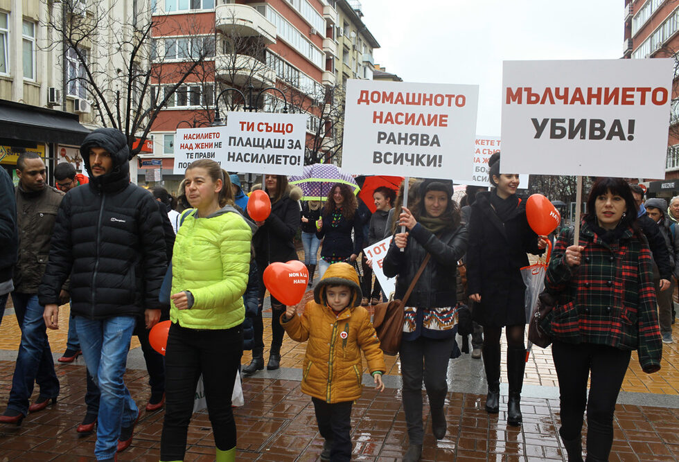 Една от целите на похода беше и популяризиране на кризисните центрове, в които жертвите на насилие може да потърсят защита", коментират организаторите.