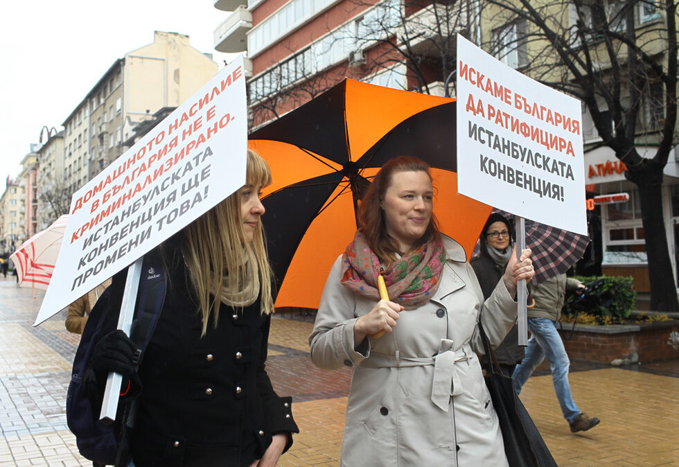 "Walk a mile in her shoes" е международна инициатива, започнала през 2001 година.