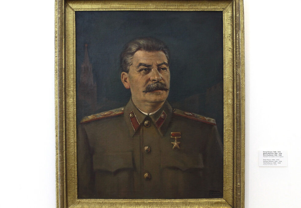 "Великият кормчия", "бащата на народите", "народният водач и трибун" - този така познат едно време образ е показан в многобройните си превъплъщения из колекцията на музея: портрети на Маркс, Енгелс, Ленин, Сталин, Брежнев, Георги Димитров, Вълко Червенков, Тодор Живков, Васил Коларов дъщеря му Людмила и други, бюстове на комунистически лидери и агитационни плакати от Чехословакия, ГДР, Китай и други държави.<br /><br />На снимката: Петър Петров, Дамян Николов, Йото Върбанов - "Портрет на Сталин", 50-те години