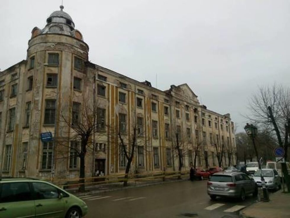 Пловдивският случай даде гласност на разрушаването на още един тютюнев склад - стогодишен паметник на културата в центъра на Харманли през февруари. Сградата на "Тютюнева промишленост" е съборена по заповед на кмета Мария Киркова (ГЕРБ), защото е неспасяемо опасна. Обяснението на общината е, че нямали сведение да е културна ценност. Поддържат ли архива си и глобявали ли са собственика, че е многократно не е изпълнявал предписания за укрепването й - от кметството <a href="http://www.dnevnik.bg/bulgaria/2016/03/10/2720566_stogodishen_sklad_-_pametnik_na_kulturata_e_bil/" target="_blank">не отговориха на въпросите на "Дневник"</a>.<br /><br />Липса на дигитализиран архив, зле поддържана общинска документация, нехайство от страна на собственици, власти, но и обществото, както и - поне демонстрирано - непознаване на законодателството от местната власт, се показаха сред причините за скоростното изчезване на културни ценности.<br /><br />