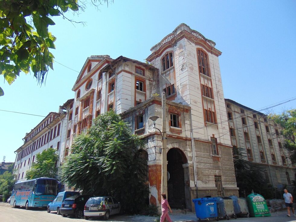 Събарянето <a href="http://www.dnevnik.bg/bulgaria/2016/03/06/2717777_sgrada_ot_tjutjunevite_skladove_na_plovdiv_be_suborena/" target="_blank">на емблематична сграда от комплекса тютюневи складове</a> в Пловдив в началото на март предизвика обществено недоволство и насочи вниманието към многобройните знайни и незнайни ценни сгради, които чезнат из българските градове.<br /><br />На снимката: Складът на "Ориент табако" на ул. "Одрин 8" в Пловдив през септември 2015 г., шест месеца преди да бъде почти разрушен. <br /><br />