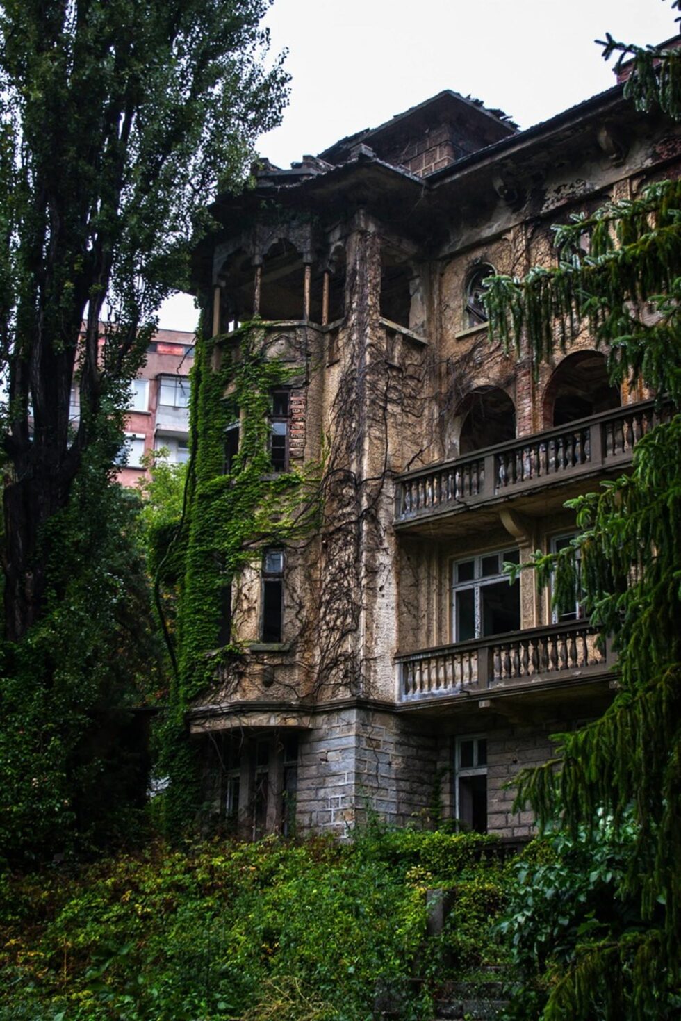 Сградата никога не е била декларирана за паметник на културата, показа проверка на "Дневник" в Националния институт за недвижимо културно наследство (НИНКН). По инициатива на местен гражданин обаче миналата година такъв процес е задействан.<br /><br />По информация на автора на снимките и сайта <a href="http://1kam1.com/da-stroish-za-rodinata/" target="_blank">"Едно към едно в строителството"</a> тя е в активите местната болница "Д-р Тота Венкова", смесено дружество, собственост на Министерството на здравеопазването и общините в региона.