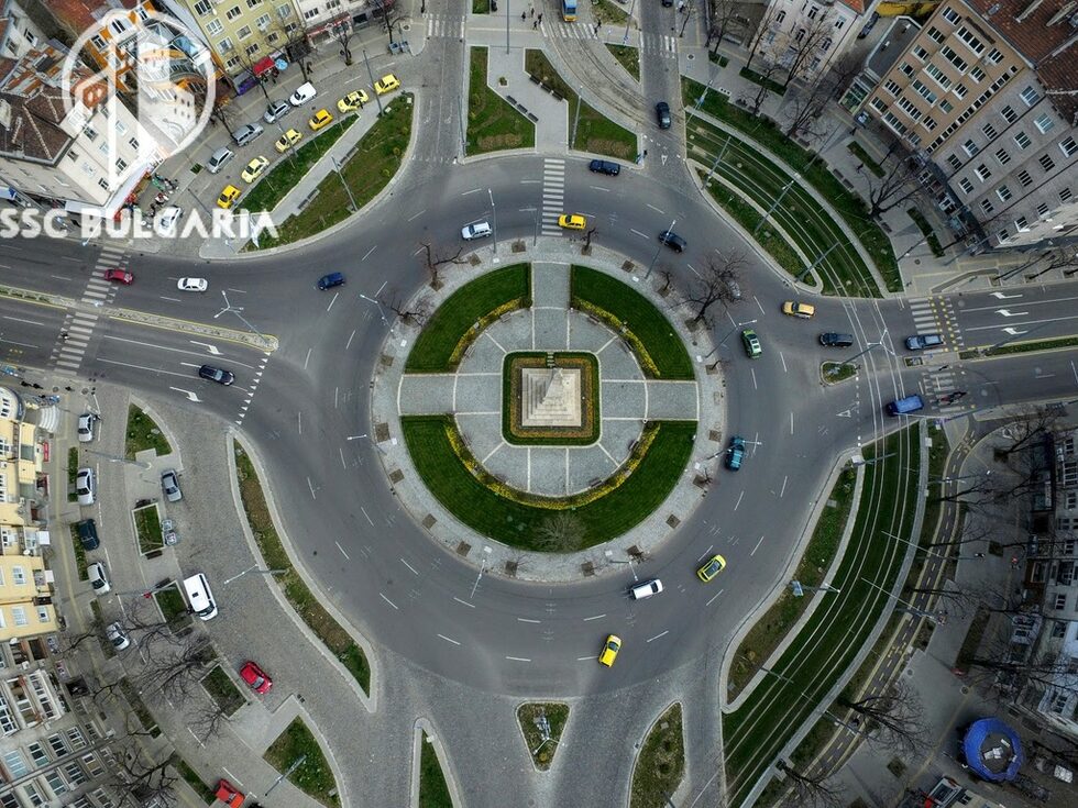 Един репортаж на crowdsourcing дрона на форума SkyscraperCity - Дроньо 4.0.<br /><br />Кръговото на пл. "Руски паметник".<br /><br /><a href="http://www.skyscrapercity.com/showthread.php?p=131596394#post131596394" target="_blank">Повече дискусии и снимки</a><br /><br /><a href="https://www.youtube.com/watch?v=qkEcNiV3T38" target="_blank">Видео</a><br /><br />На снимката:<br />Кръговото отгоре