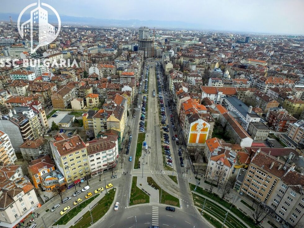 Поглед към пл. "Македония" и строящата се 72-метрова кула City Tower.