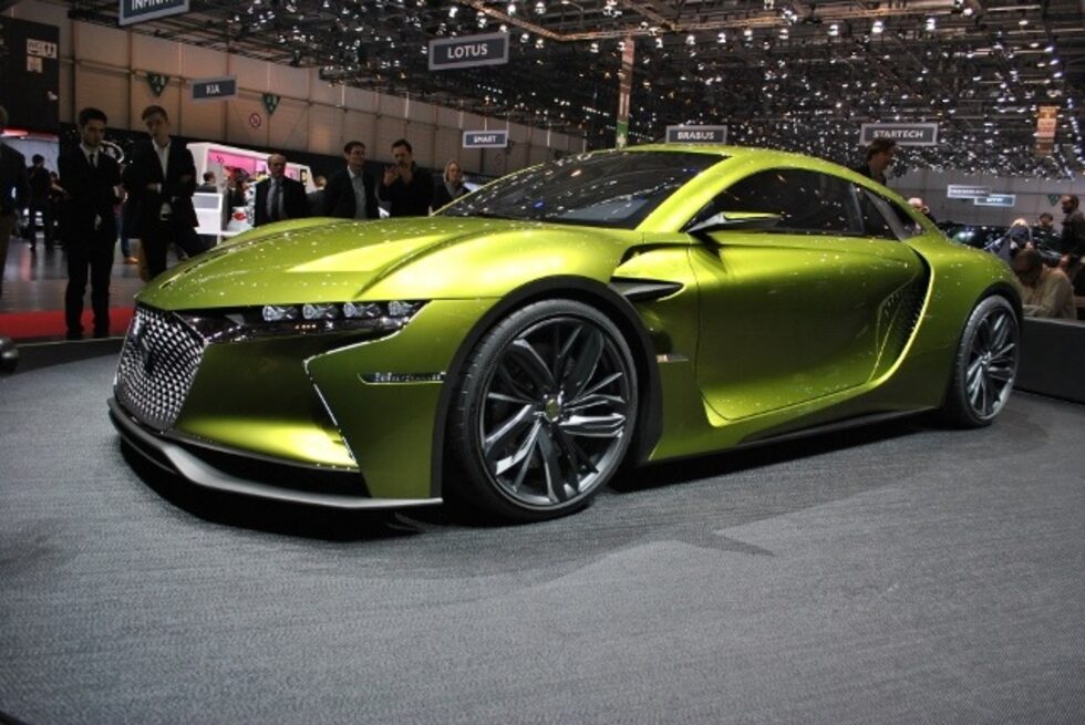 Отпред DS E-TENSE впечатлява с оформените като диаманти светодиодни светлини.
