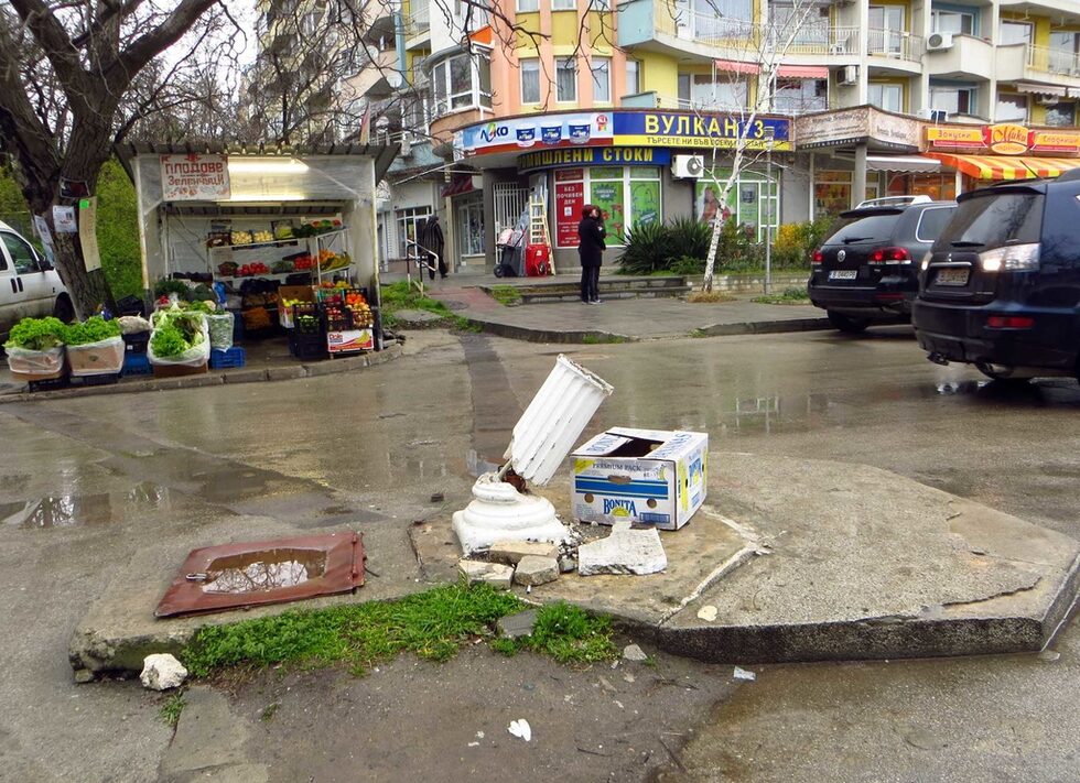 Една гатанка. Къде е това място? Какво е това място? Сигурно има много такива места в България, които са изглеждали по един начин, а сега изглеждат тъжно и на никого не му пука...<br /><br />Това е просто един град ...
