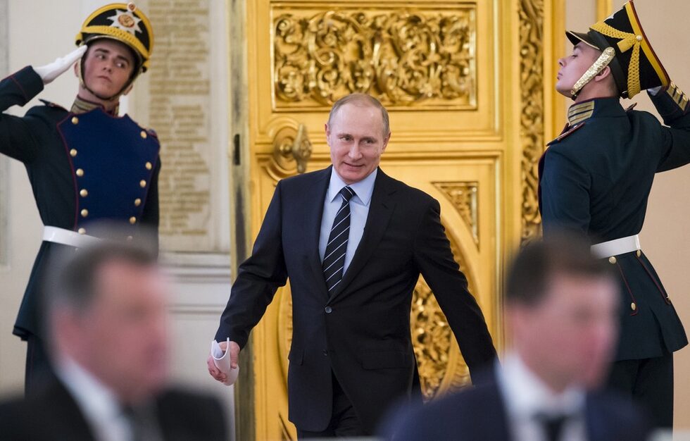 Началото на среща при президента на Русия Владимир Путин за подготовката на церемониите в Деня на победата.
