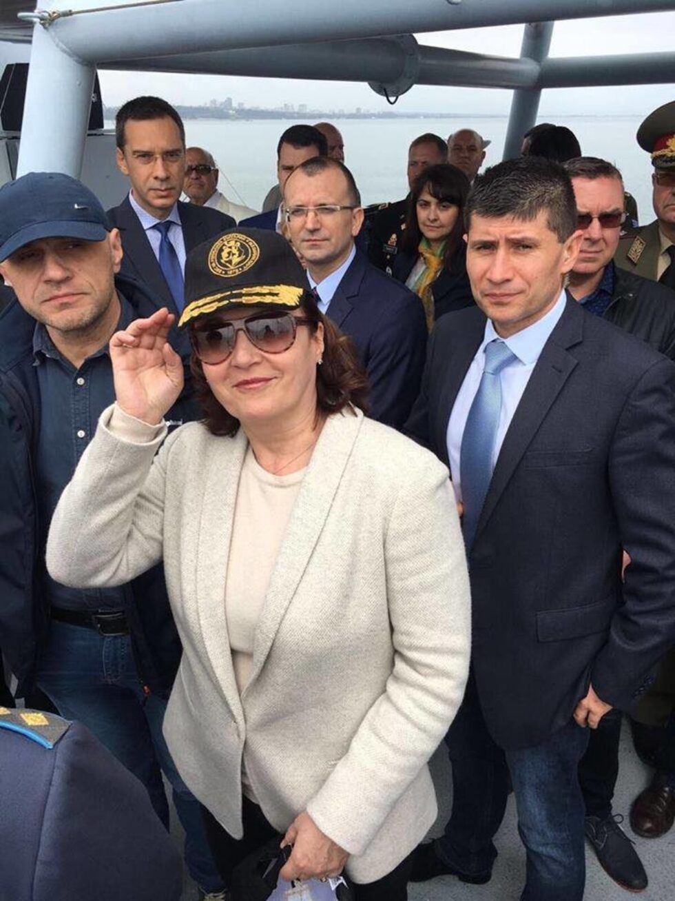 Вицепремиерът и вътрешен министър Румяна Бъчварова по време на учението. Тренировката наблюдаваха и другият вицепремир - Томислав Дончев, военният министър Николай Ненчев и бургаският кмет Димитър Николов.