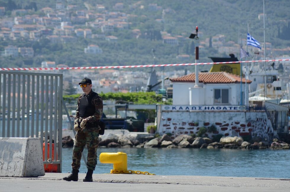 Охраната на папата беше съставена от полиция, военни, специални части, катери в залива, снайперисти, жандармерия и части от военно-морската служба.