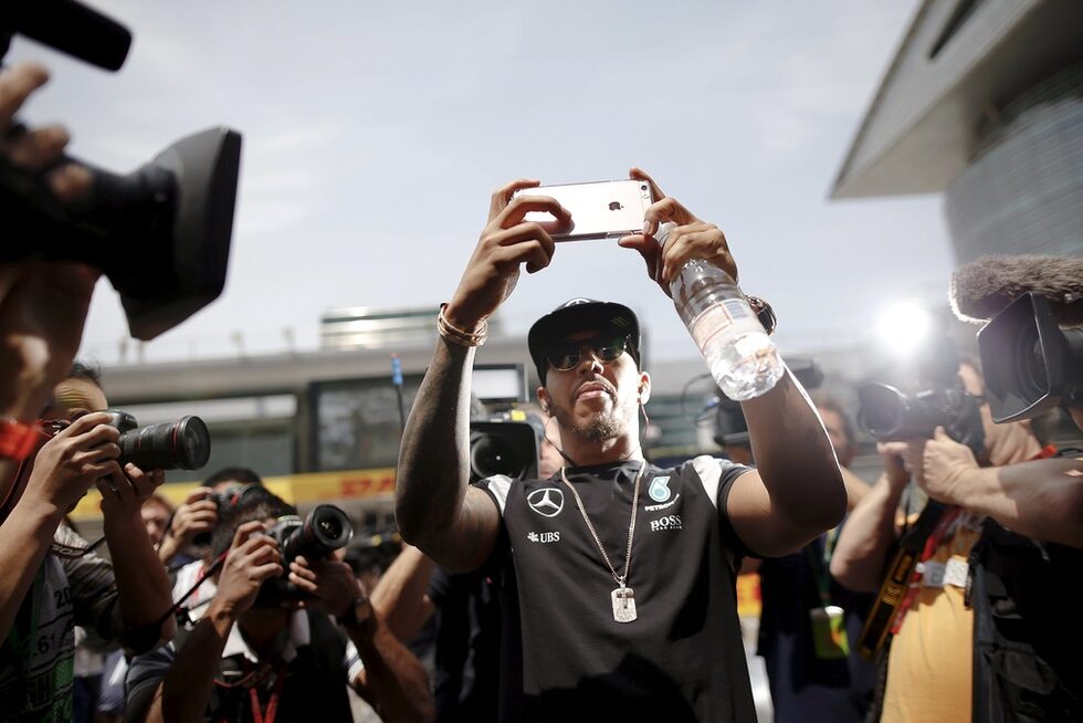 Люис Хамилтън се снима преди Chinese Grand Prix в Шанхай.