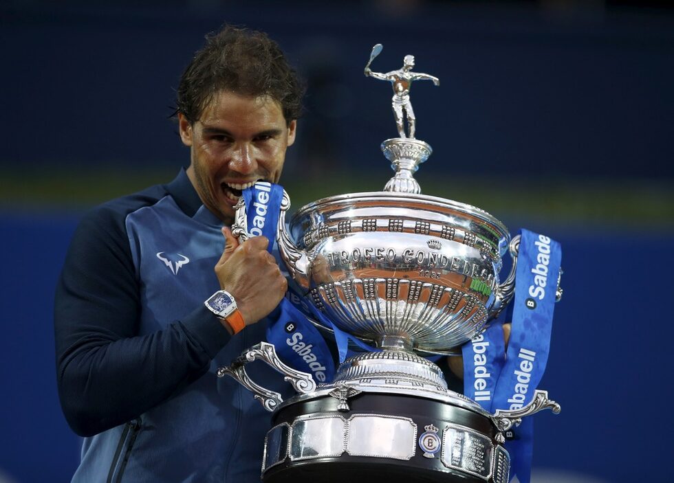 Рафаел Надал празнува <a href="http://www.dnevnik.bg/sport/2016/04/24/2748830_nadal_detronira_nishikori_i_specheli_deveta_titla_v/" target="_blank">победата си над Кей Нишикори</a>, която му донесе девета титла от турнира на червени кортове в Барселона.