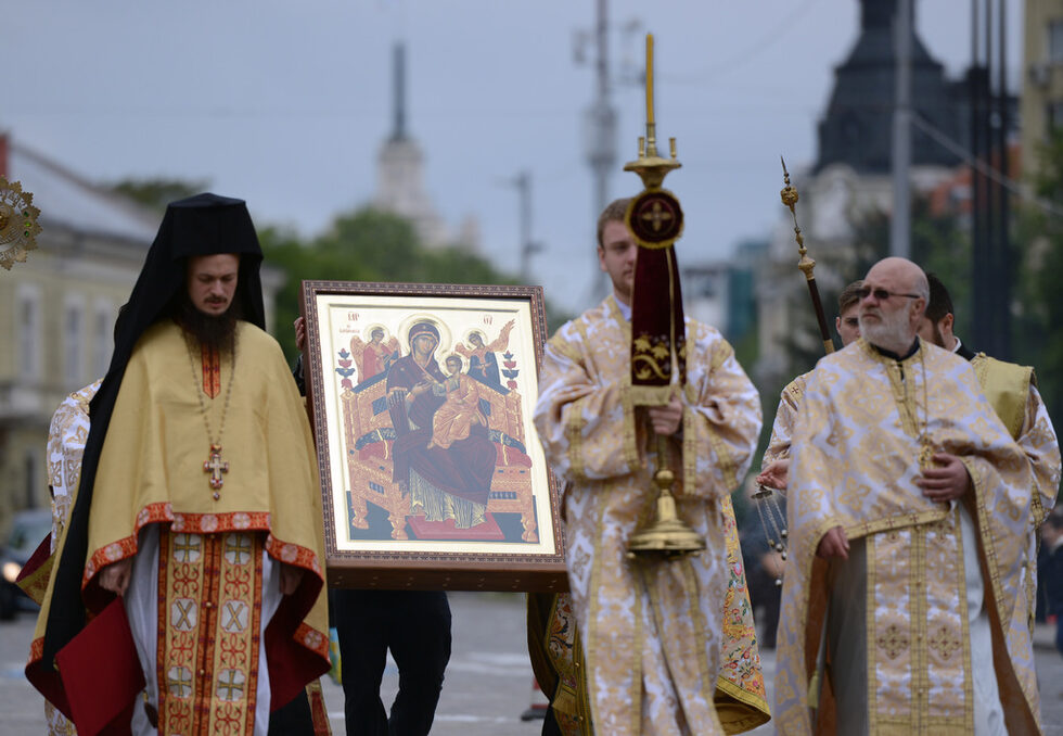 Иконата бе внесена в Светия олтар с литийни песнопения в нейна чест.