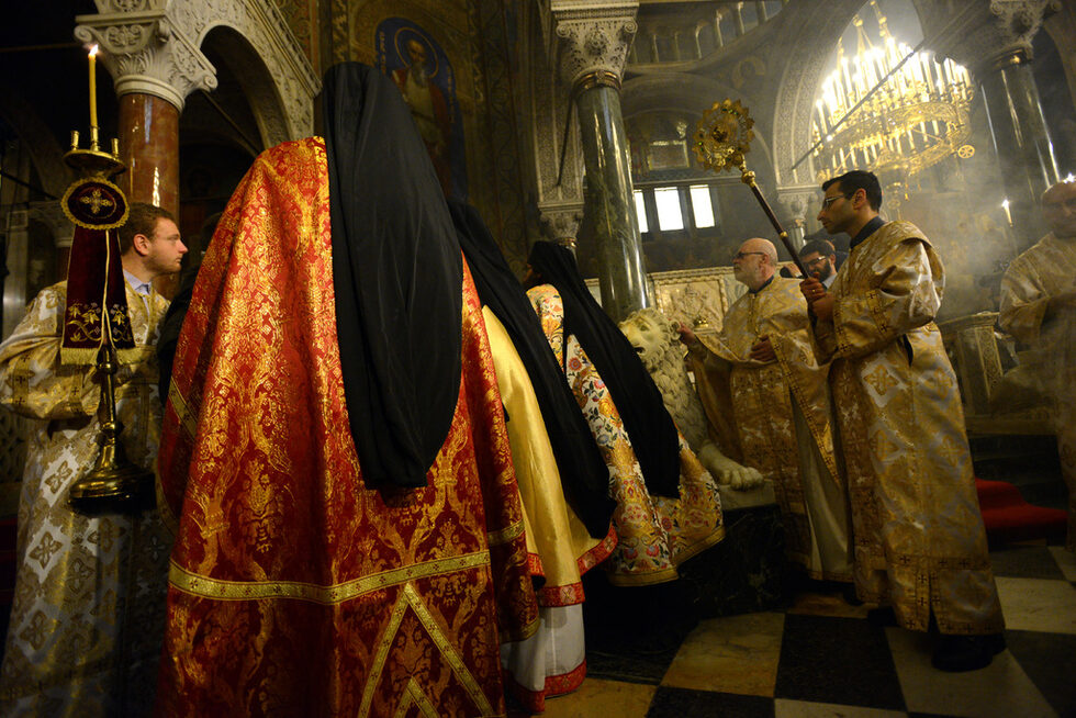 Песнопенията в чест на иконата продължиха и в храма.