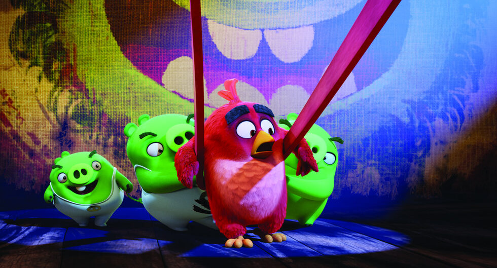 Работейки съвместно с екипа на Rovio, създателите на филма разработват и разширяват основната идея на играта. "Въпросът, който най-често Rovio получават е: "Защо са птиците са толкова ядосани?", - казва Коен. - Този филм разказва как започва този конфликт между нелетящите птици и зелените прасенца. Това беше невероятно забавна възможност да създадем митологията за вселената на Angry Birds. Милиарди хора по света имат лична връзка с игрите, но тя няма обяснителна предистория.<br /><br />Нашето поле на изява беше неограничено – както ако бяхме като се започнали да развиваме оригинална идея от нулата. Разбира се, има някои важни елементи, които феновете познават и обичат от игрите – ядосаните нелетящи птици, всяка със специални сили, които хората ще разпознаят; войнствените зелени прасенца, които са откраднали яйцата им, и използването на прашка. На базата на тези определени детайли ние можехме да изградим оригинална история."